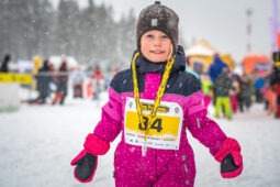 Narty biegowe dla dzieci – w jakim wieku warto rozpocząć przygodę z biegami narciarskimi? Poradnik dla początkujących.